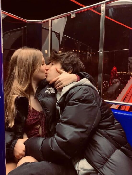 I due ragazzi che si amano stanno sul divano e hanno tutto il tempo, quella cosa meravigliosa che è il primo amore