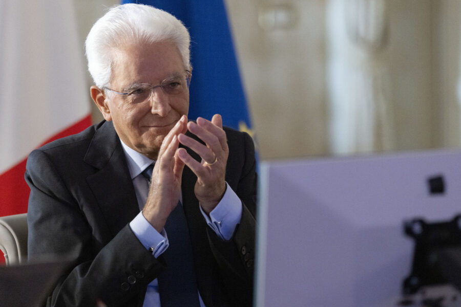 Vicini a Mattarella, che sognava i cantieri, invece è ancora nel bel mezzo di sto casino chiamato Italia