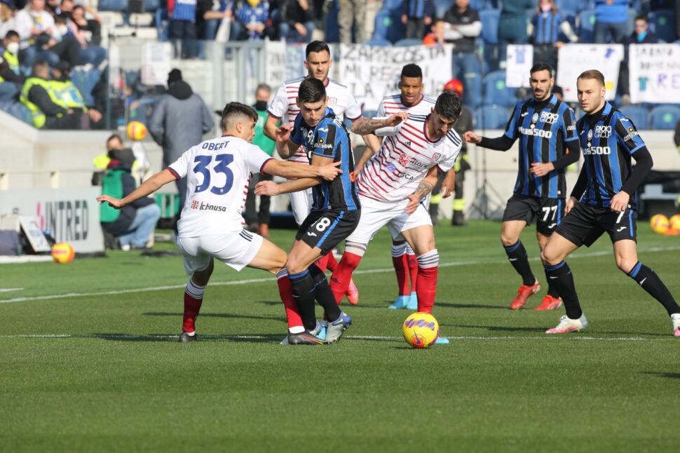 L’Atalanta suicida il quarto posto regalando un po’ di salvezza al Cagliari