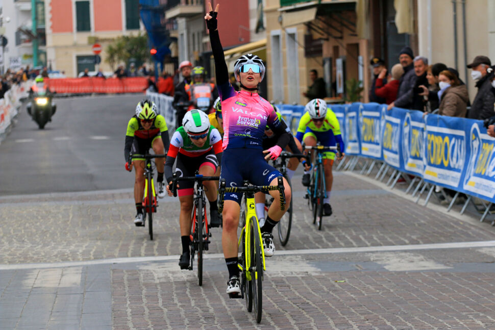 Altra vittoria della junior Francesca Pellegrini, diciottenne di Capizzone. Tra le elite doppio settimo posto di Chiara Consonni in Olanda