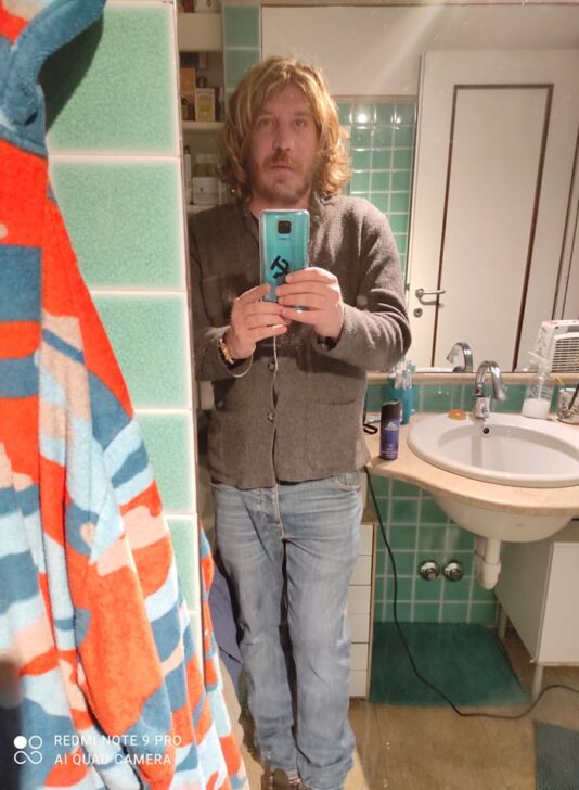 Tentando improbabili selfie allo specchio, ossia nel bisogno di leggerezza che ognuno di noi ha