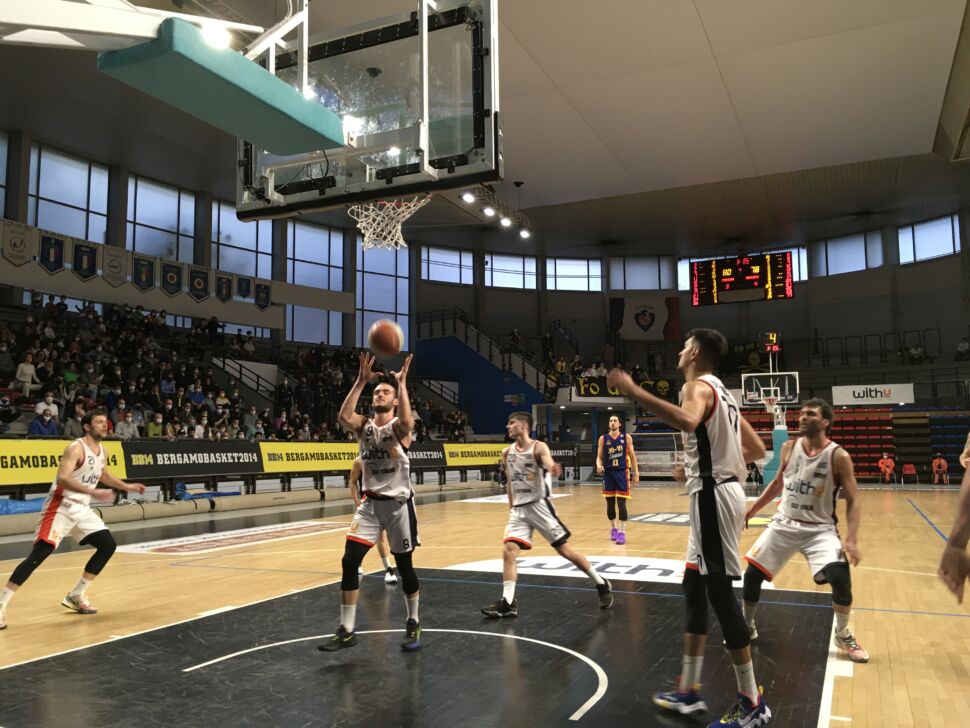 Impresa WithU Bergamo, piega la capolista Cremona 87-82 e ipoteca i playoff