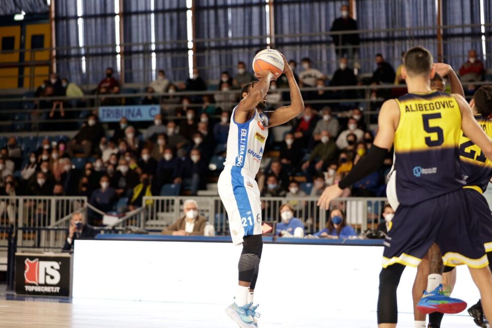 Corbett e Miaschi sugli scudi: spettacolo Blu Basket contro Torino