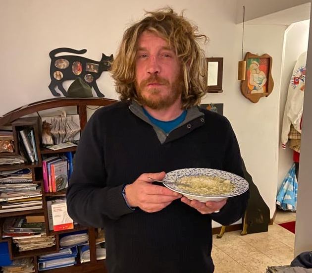 Il tutorial via cellulare per cucinare la pastina a mio figlio influenzato