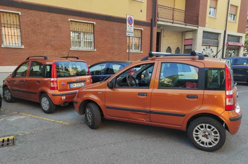 Tentando di spaccare il finestrino all’auto di un altro, pensando che quella Panda fosse la mia