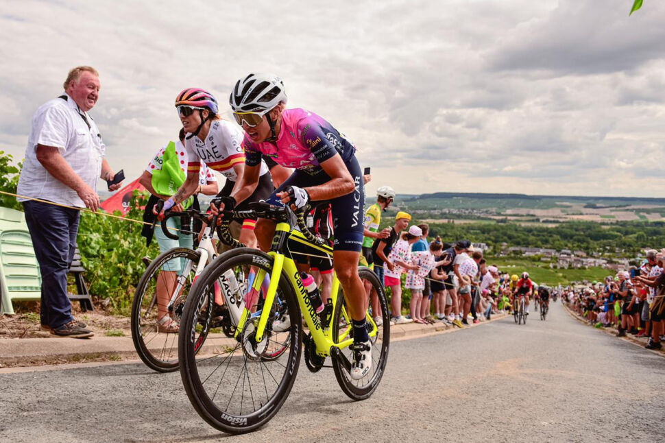 Silvia Persico accarezza la maglia gialla prima di chiudere quarta a Épernay