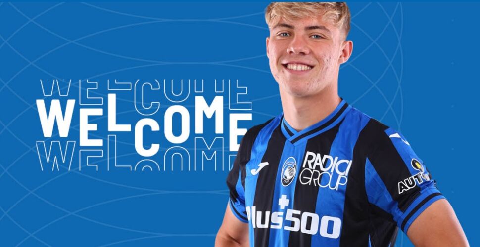 Hojlund è ufficiale: “Uno degli attaccanti più promettenti in Europa”