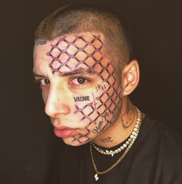 Il senso di sconfitta provato guardando il volto sfigurato del giovane rapper violento e razzista