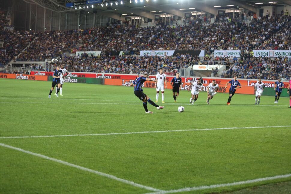 Koopmeiners impallina il Torino: Atalanta in testa con la Roma