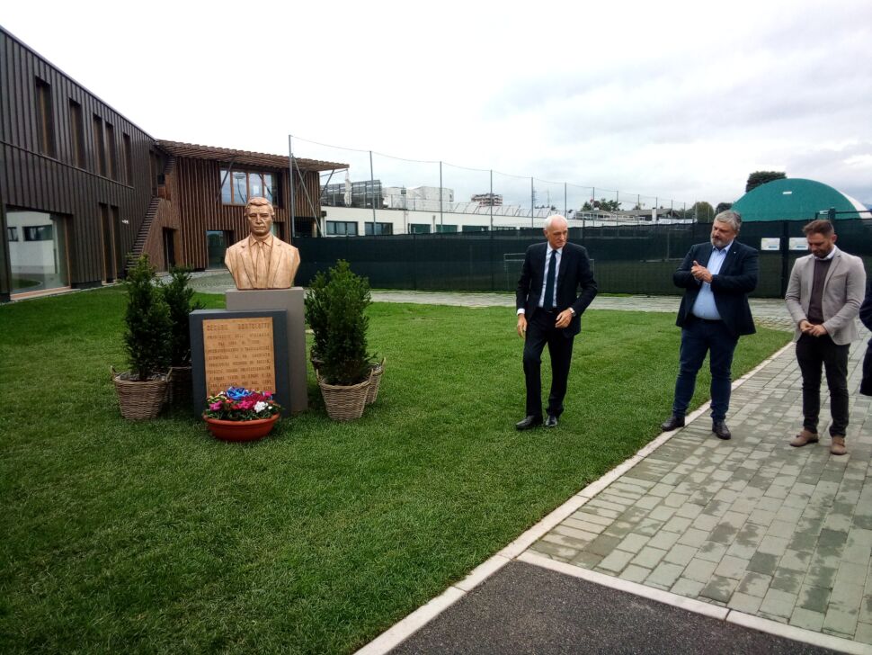 Il busto, l’Atalanta, i Percassi, i Bortolotti e Cesare: “Sia esempio di perseveranza, una famiglia fantastica”
