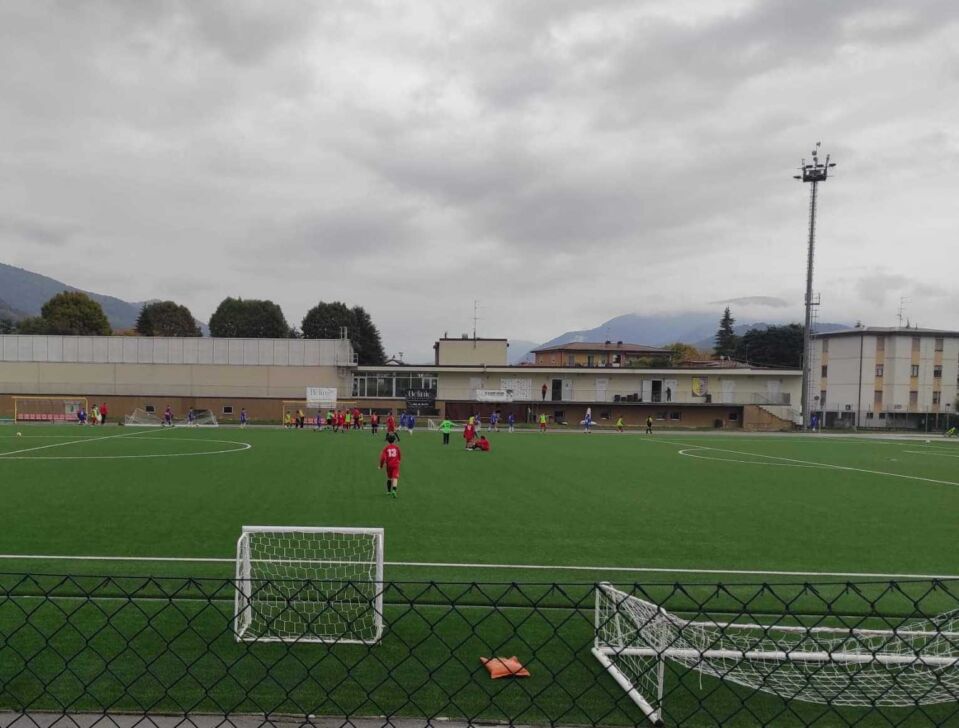 In campo cercando lo sguardo del proprio padre dopo una bella azione