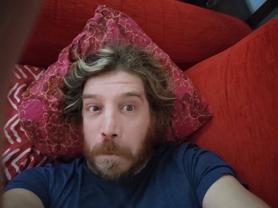 In bicicletta si scoprono cose che in macchina non si possono vedere. Tipo gli anziani che si baciano duro in un bar sulla Briantea