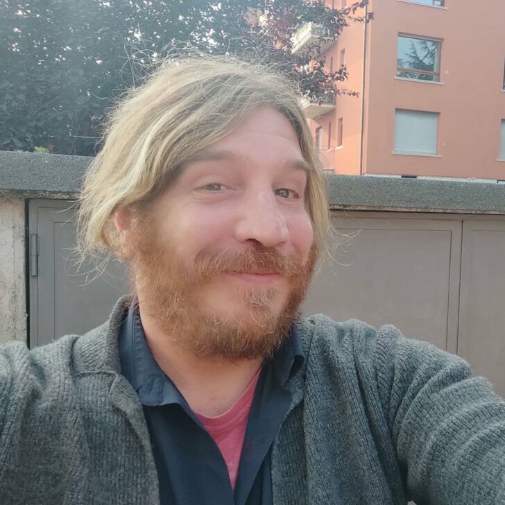 Io al telefono con la manager plurilaureata (“nel mio management ho briffato un marchio che andava brandizzato per un problema di renaming”). Senza capirci nulla