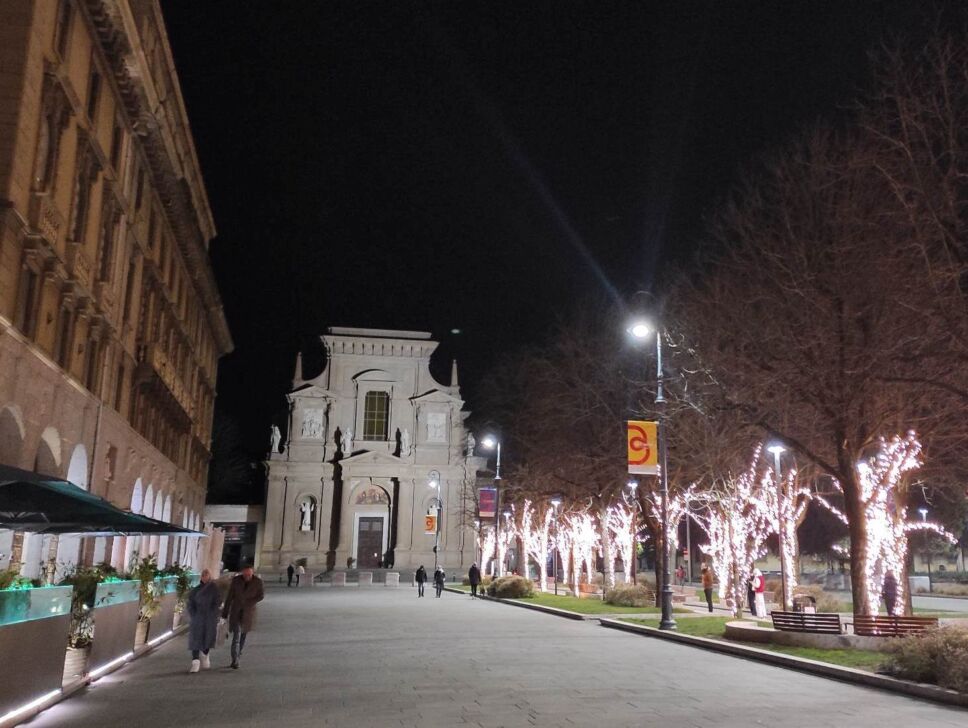 Le meravigliose luci della città e la ragazzina fatta e strafatta che mi chiede la carità. E io che le do i soldi e vado via. Senza salvarla