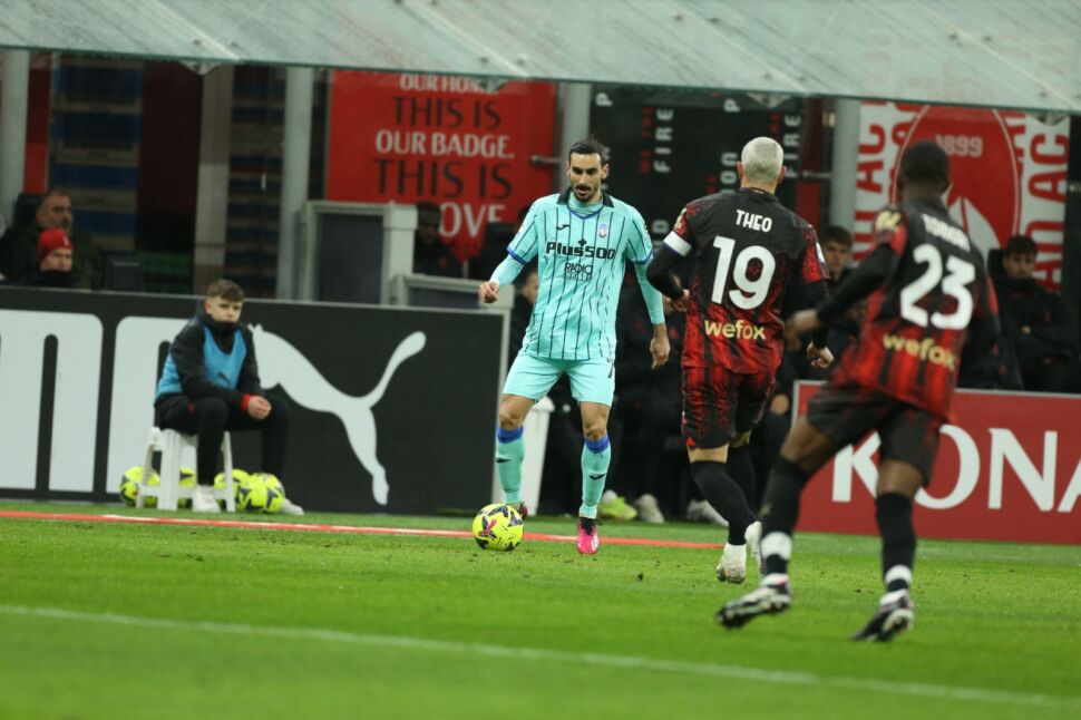 Musso sfortunato e incerto, il Milan (2-0) tiene l’Atalanta fuori dalla corsa Champions