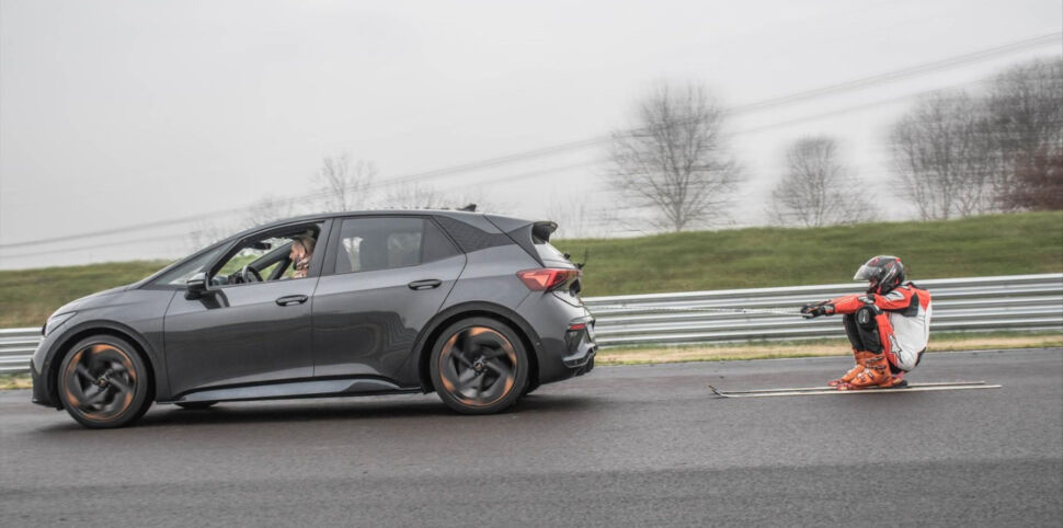 GUINNESS WORLD RECORD 59,05 KM/H. Valerio Boni firma il record di velocità con gli sci su asfalto al traino di un’auto