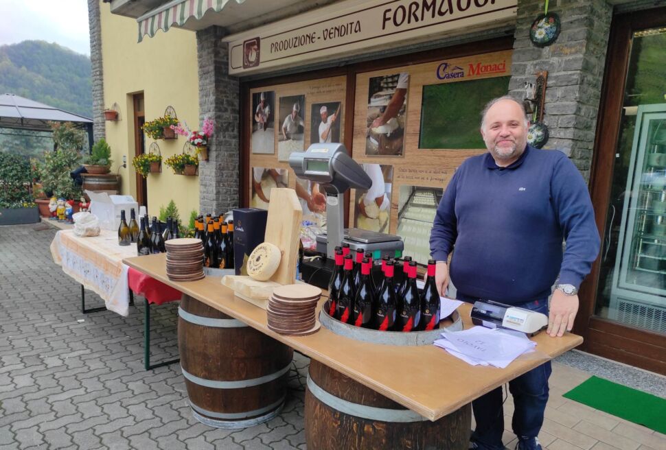 Casera Monaci, si mangia da dio, accanto a Robi e Luca, due super dirigenti del calcio bergamasco