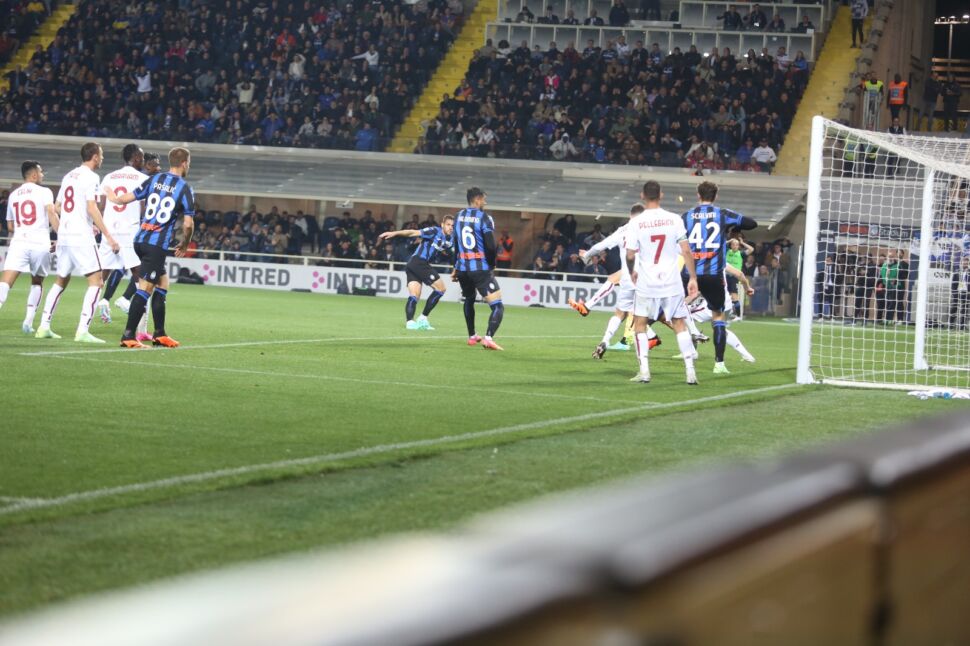 Atalanta, con la Roma i fumogeni costano caro