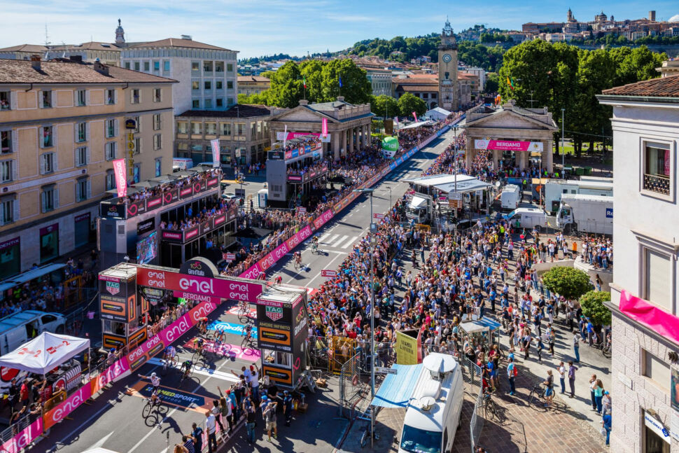 Il Giro a Bergamo Promoeventi Sport e Ascom Confcommercio lanciano il concorso “Vetrina in Rosa”,