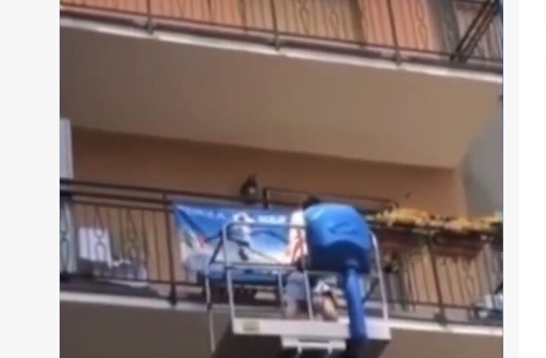 “Una bonifica”: giù la bandiera del Napoli, su quella dell’Atalanta