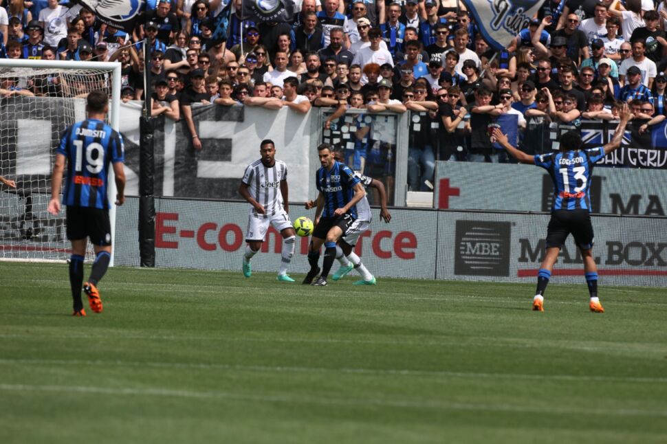 La perla di Iling e la vendetta di Vlahovic, bersagliato da cori incivili: l’Atalanta perde il treno-Champions