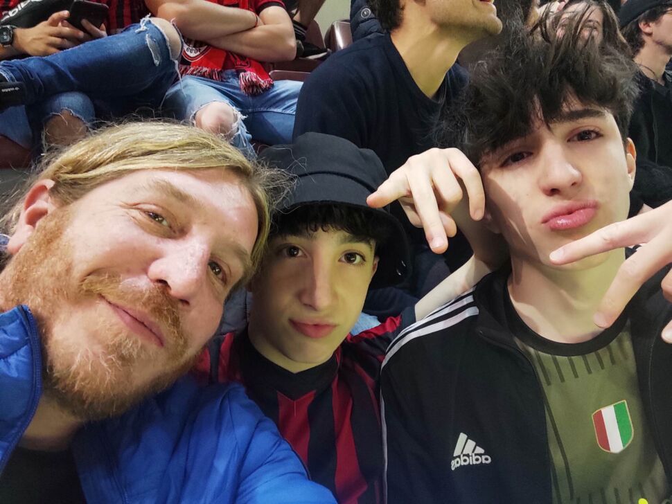 Un padre e due figli sempre più grandi allo stadio. Nel sogno che il tempo si fermi