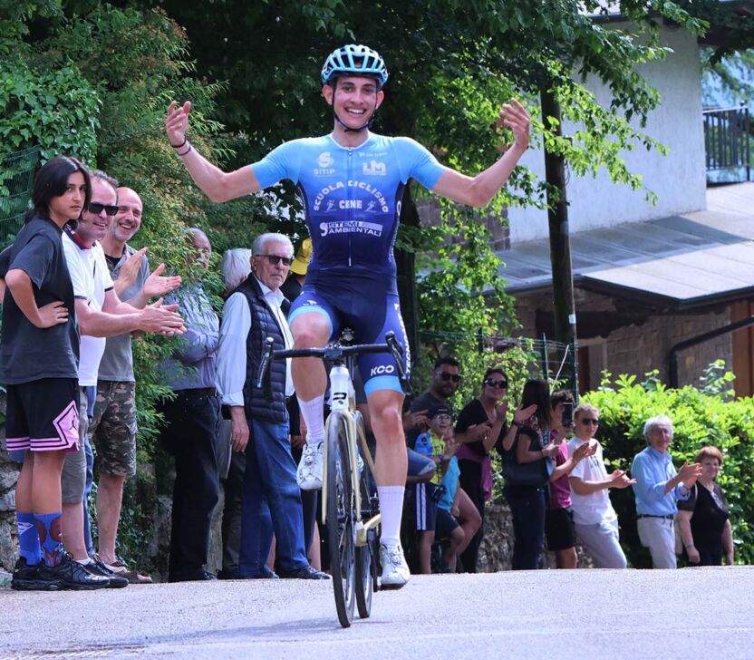 Simone Gualdi della Scuola Ciclismo Cene svetta alla Brescia-Montemagno