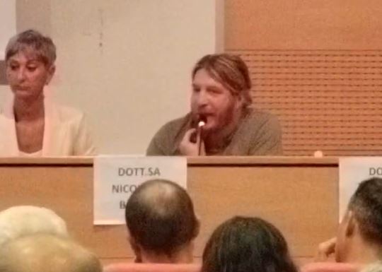 Essere famosino, ma coione, mezzo cieco e con addosso la memoria di un criceto, è un po’ un casino. Si fanno sempre figure