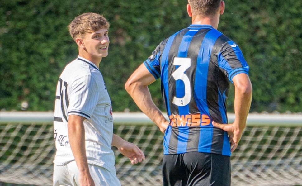 La lieta visita di Davide Benzoni, giovane attaccante dell’AlbinoGandino, in redazione. “Vogliamo tornare subito in Eccellenza. Aiuterò la squadra giocando e segnando”