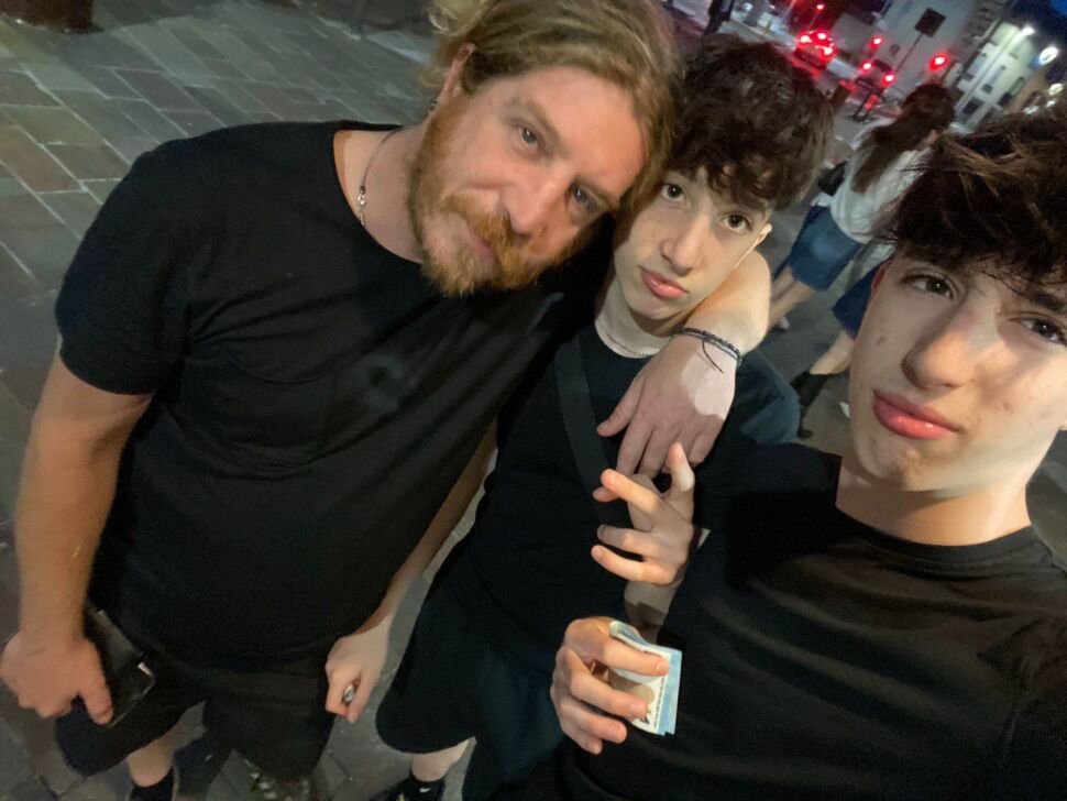 Parte di un meraviglioso progetto rivoluzionario, quello dei miei figli, sorridere e aprire la porta a chiunque bussi alla porta delle nostre anime