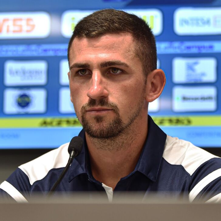 AlbinoLeffe, Carletti pronto a suonarle a tutti: “Ero in Terza e lavoravo, la vita è questione di opportunità”