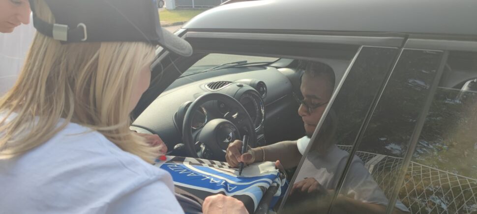 Zapata firma il bandierone a Zingonia: “Vado via? Non so, vediamo”. Ma è già venduto