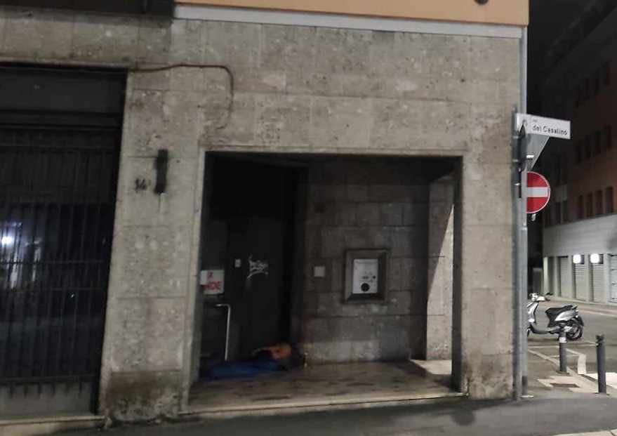 Chi dorme per strada e chi protesta in Parlamento perché prende “solo” 13mila euro al mese