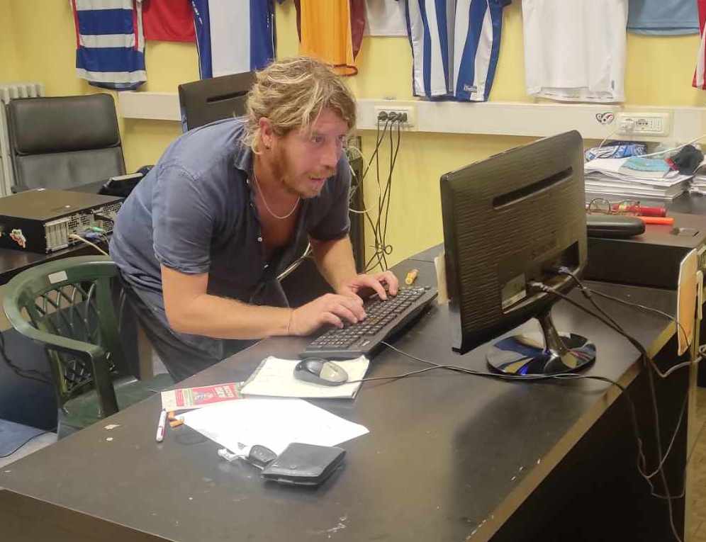 Io, il male al culo in redazione e la diagnosi certa dei giornalisti tuttologi: “Emorroidi”. Con Facebook che ci spia…