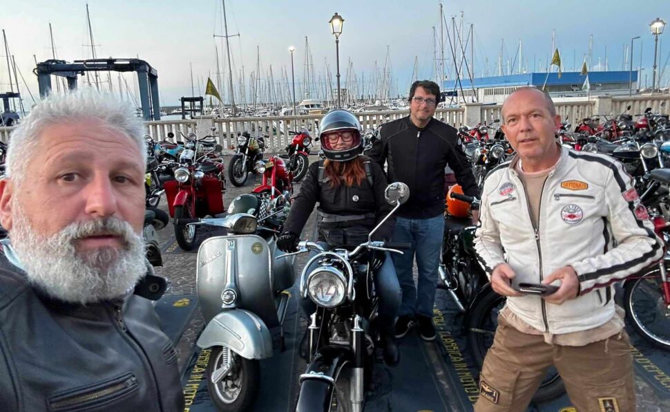 Brescia-Napoli in moto d’epoca: il ds Mesti salva un’anziana signora da morte certa. E’ bravissimo: votiamolo!