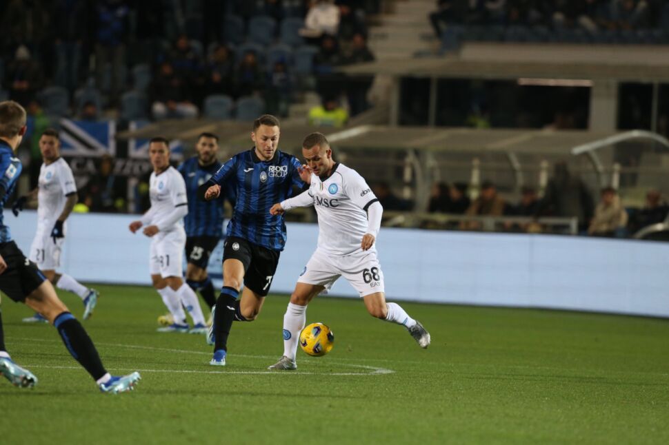 Troppi errori, Carnesecchi compreso sul 2-1: l’Atalanta cede al Napoli
