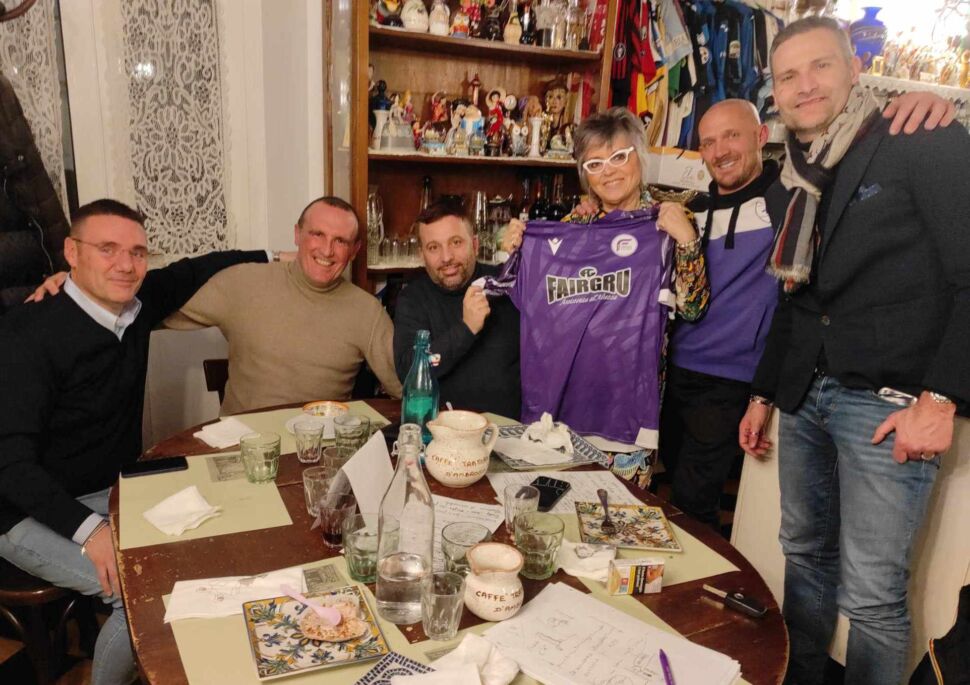 Blitz dei dirigenti della Fiorente alla Trattoria d’Ambrosio per far diventare la mitica Giuliana una tifosa gigliata