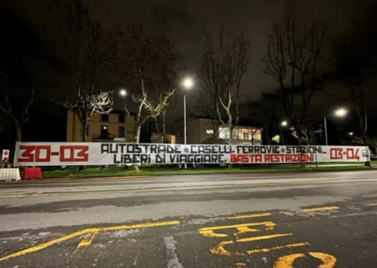 Lo striscione di protesta della Curva fuori dallo stadio: “Restrizioni solo per noi”