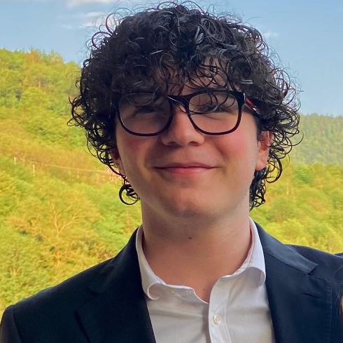 Auguri al nostro Filippo per i suoi diciotto anni, giornalista talentuoso e che non molla