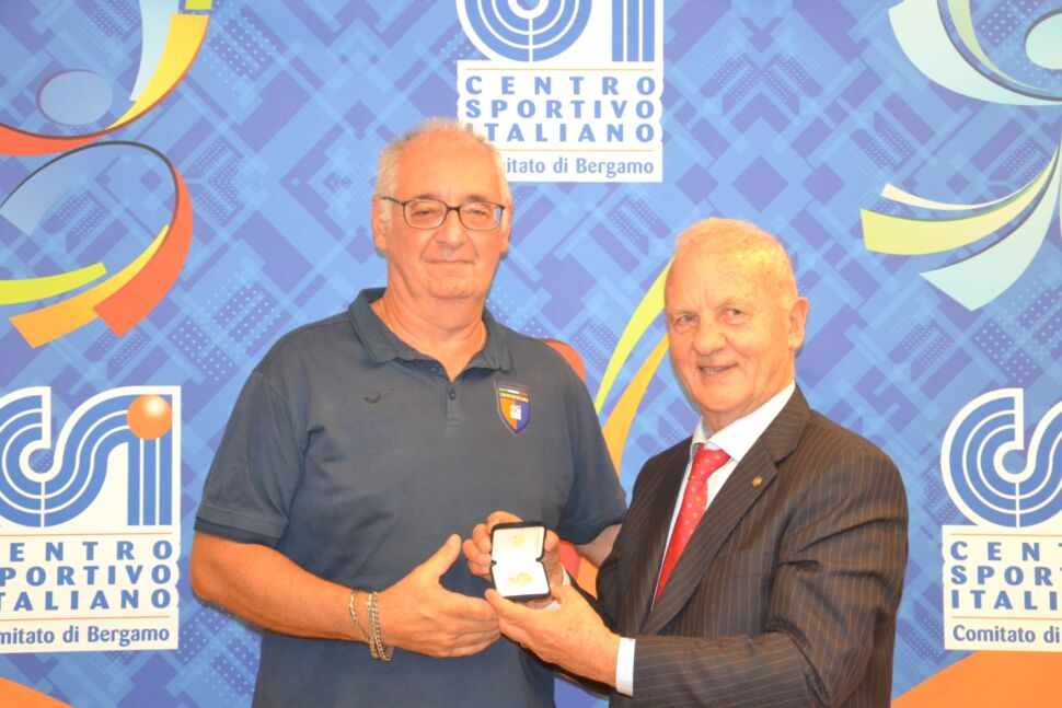 Maurizio Mangili (Città di Alzano) premiato per i 30 anni da arbitro CSI