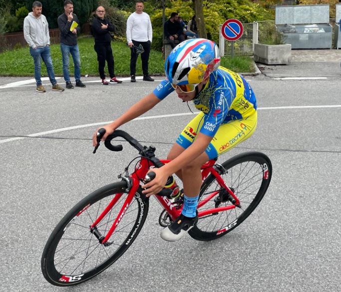 In copertina. Ciclismo, Giovanissimi. La grinta di Erik Gamba, caduto all’ultimo giro dell’ultima corsa dell’anno dopo una stagione da talento assoluto