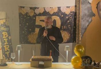 Simpatia smisurata, allegria e un sacco di battute: il compleanno di Francesco Ottone Mesti, signore del nostro calcio