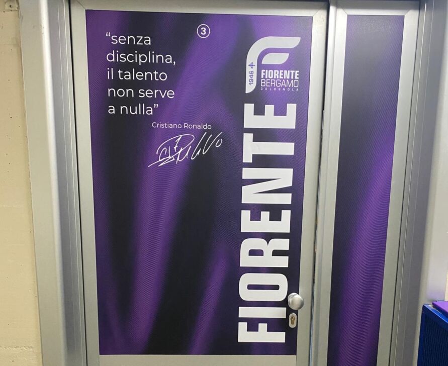 Applausi alla Fiorente, frasi motivazionali sui muri di tutto lo stadio