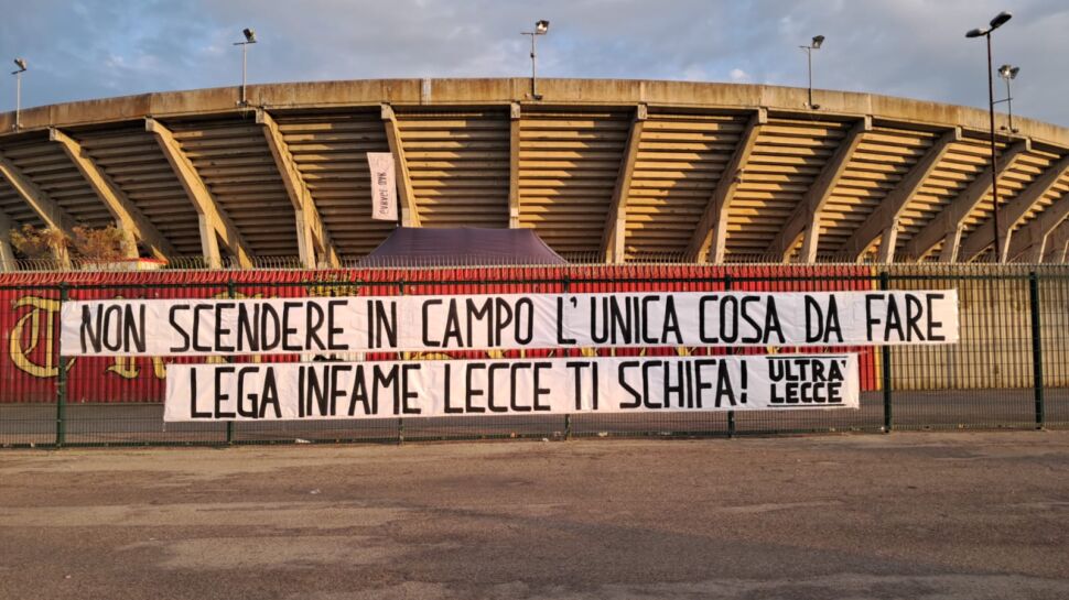 Il Lecce accusa la Lega Calcio: “Mancato rinvio irrispettoso, c’è una gerarchia del dolore”