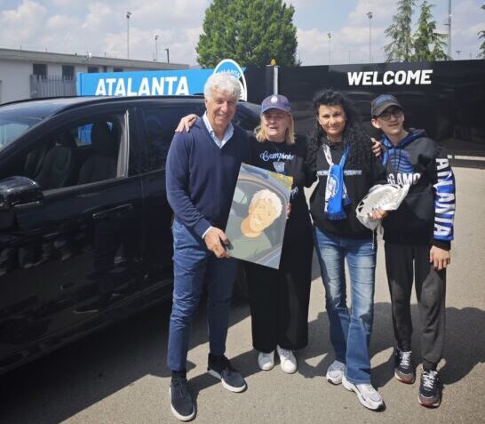 “Resta a Bergamo”. Gasperini si commuove per il quadro ghibli regalatogli dalle tifose