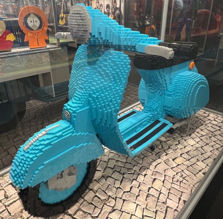 A ORIOCENTER PROSEGUE PER TUTTA L’ESTATE LA MOSTRA DI  OPERE REALIZZATE CON I MATTONCINI LEGO®