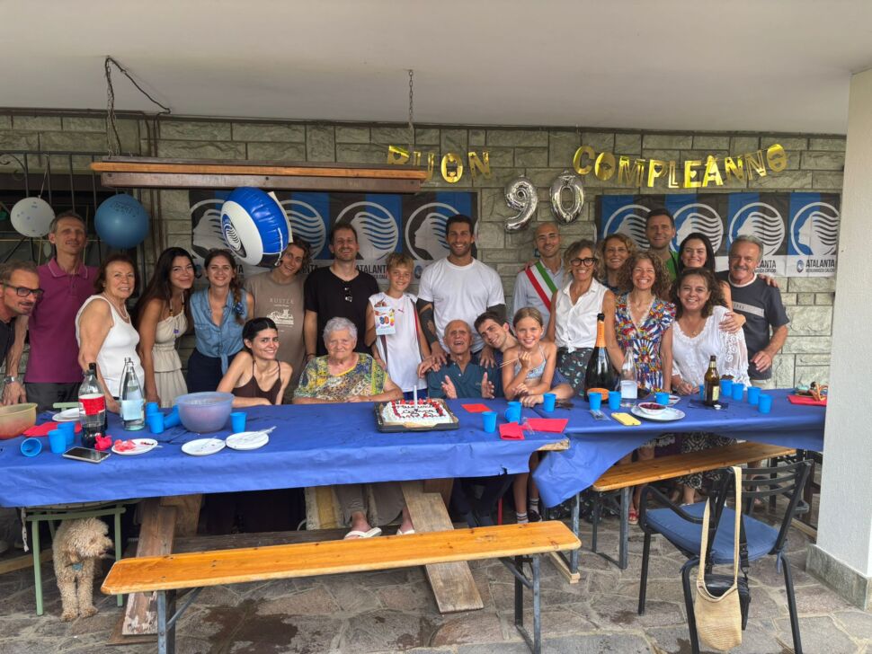 Il novantesimo di Canna Maffeis, tifosissimo stezzanese: lo festeggia anche il sindaco