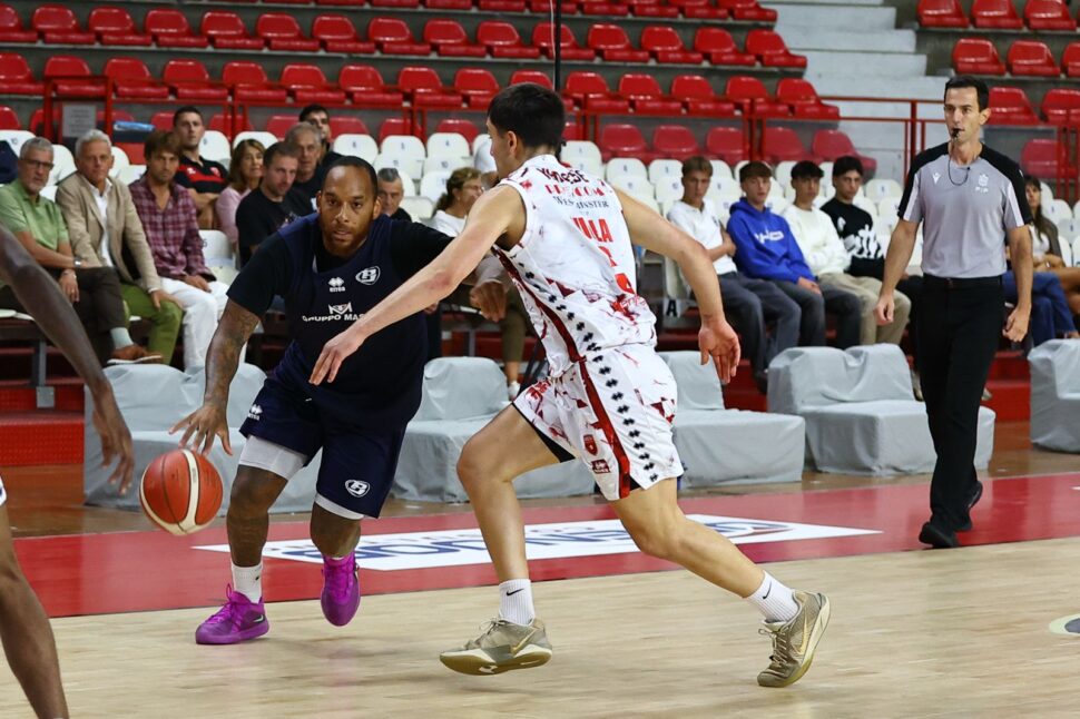 La Blu Basket Bergamo di un grande Harrison tiene botta un tempo a Varese