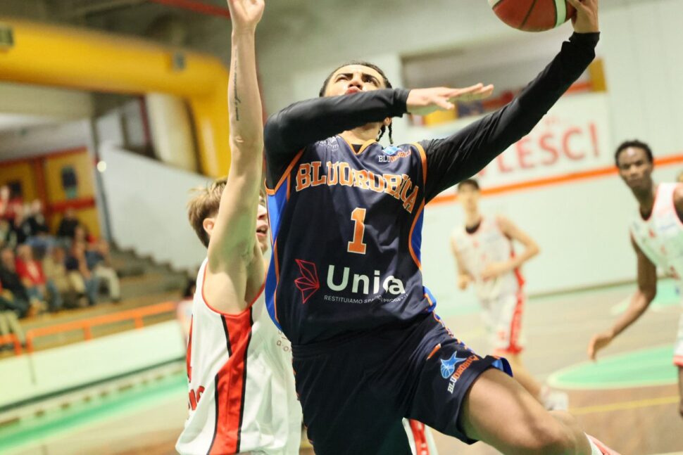 La Bluorobica cede nell’ultimo quarto in casa di Oleggio: 90-72, Leoni top scorer