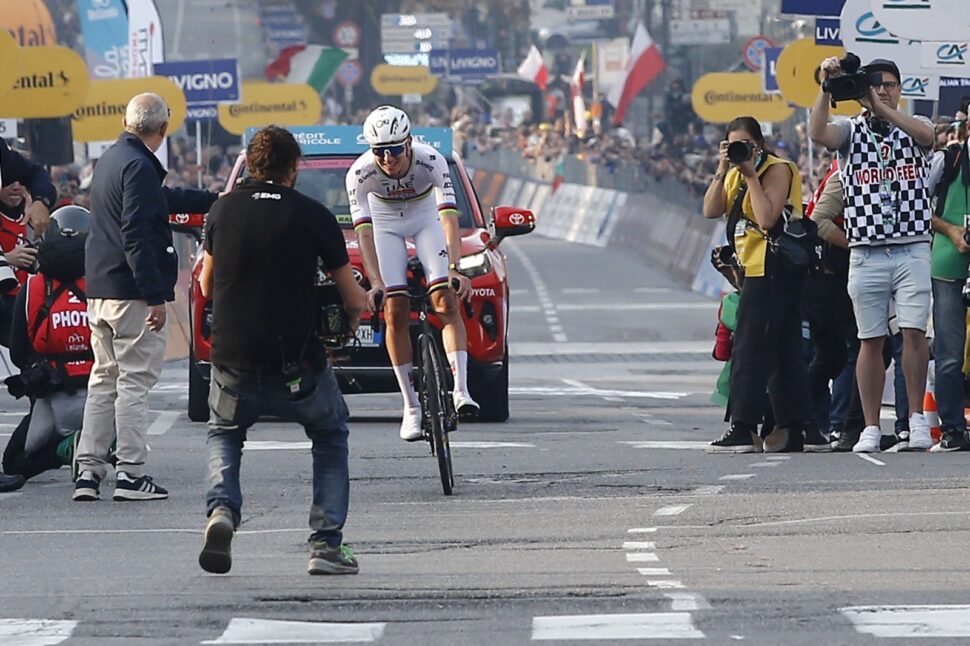 Tadej Pogacar stacca tutti, vince il “Lombardia”, ed entra nella leggenda